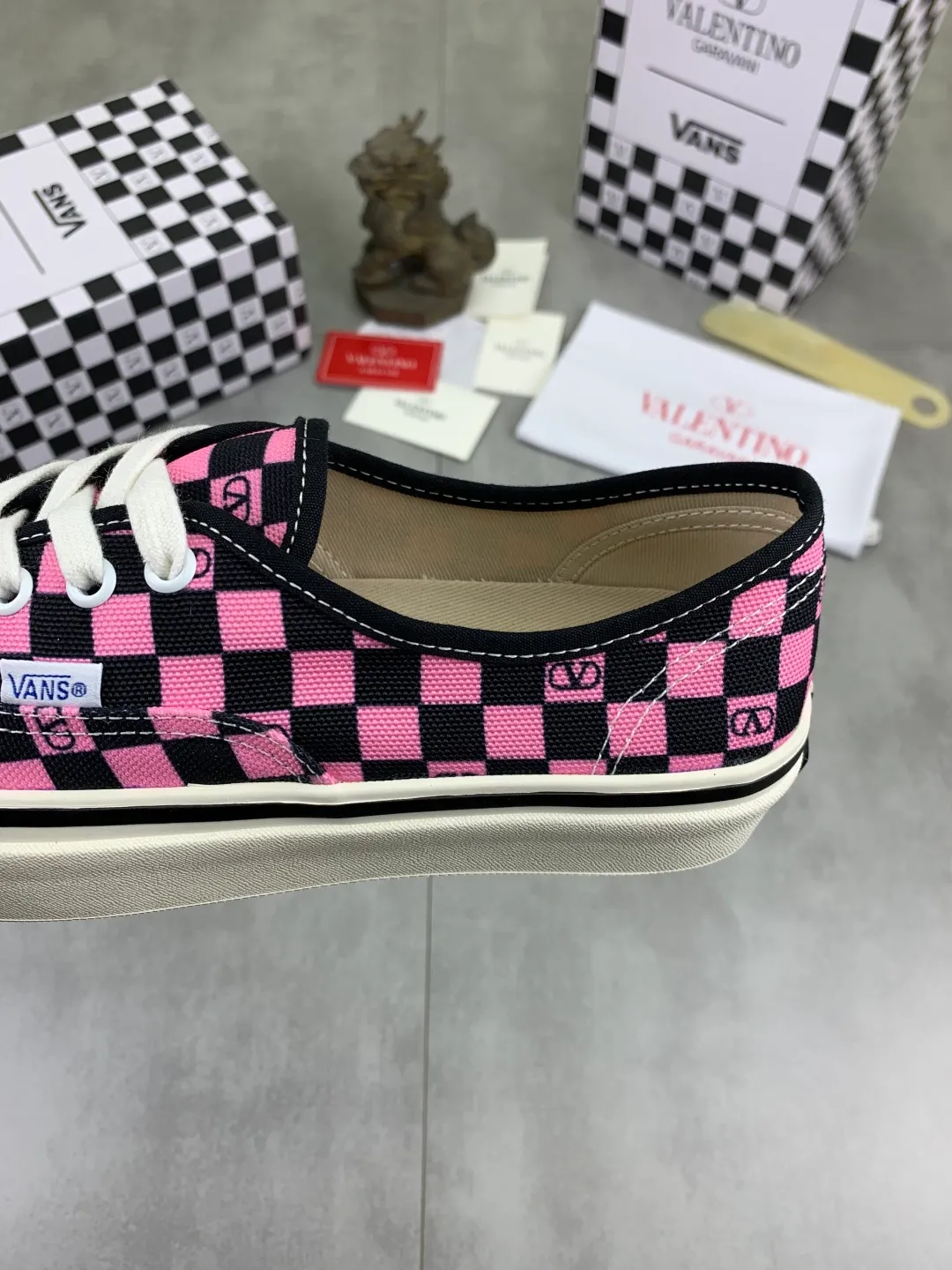 Men's shoes 💰P460 New Valentino❌Wans co-branded Valentino and Vans release new co-branded sneakers, integrating Valentino's Italian high-definition aesthetics and Vans's free and authentic spirit, giving classic shoes a personality that spans the ages. Many stars - Jolin Tsai. Yang Zi. Liu Wen. Ma Baiquan. Choi Soobin. freen. Song Zuer. JJ Lin. zel. Cecilia Cheung. shark. Xin Yunlai...Same style. Female model: 35-42 (41.42 is custom-made and non-refundable) Men's model: 39-46 (45.46 is custom-made and non-refundable)